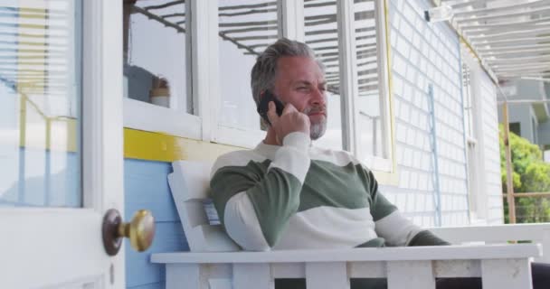 Szczęśliwy Biały Mężczyzna Siedzi Tarasie Używa Smartfona Spędzanie Wolnego Czasu — Wideo stockowe