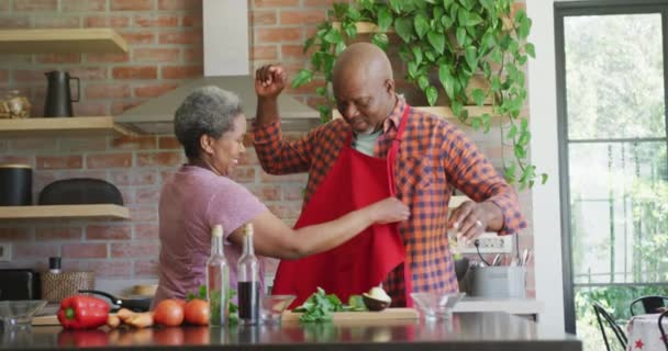 Selamat Afrika Amerika Pasangan Senior Memasak Bersama Sama Dapur Menikmati — Stok Video