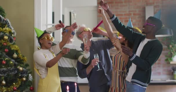 Щаслива Група Різноманітних Друзів Вечірніх Капелюхах Святкують Разом Тости Лозою — стокове відео