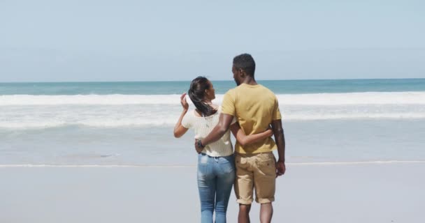 Πίσω Όψη Του Αφροαμερικανού Ζευγαριού Αγκαλιάζονται Και Περπατάνε Στην Παραλία — Αρχείο Βίντεο