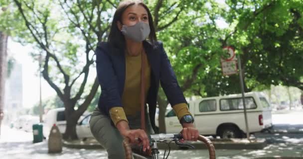 非洲裔美国妇女戴着面具骑自行车在街上 科罗纳韦病毒 Coronavirus Covid 大流行期间 — 图库视频影像