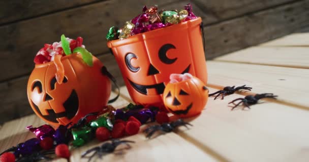 Cubos Calabaza Halloween Llenos Caramelos Halloween Superficie Madera Halloween Festividad — Vídeo de stock