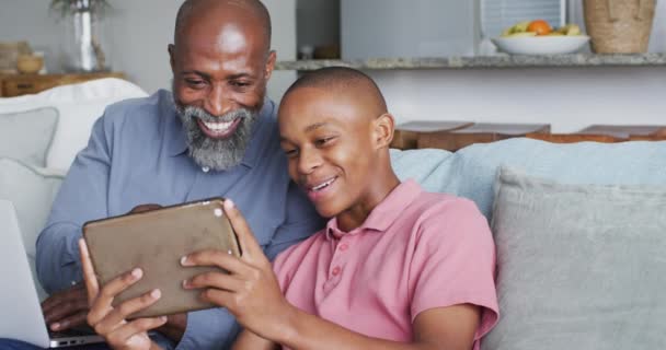 Video Felice Afro Americano Padre Figlio Utilizzando Tablet Insieme Famiglia — Video Stock