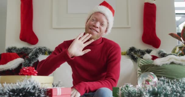 Felice Uomo Afroamericano Albino Con Cappello Babbo Natale Che Videochiamate — Video Stock