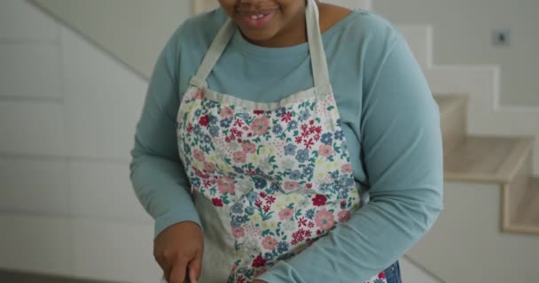 Mutlu Afro Amerikan Artı Cüsseli Kadın Önlük Giyiyor Yemek Yapıyor — Stok video