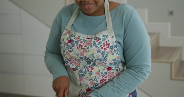 Feliz Afroamericano Más Mujer Tamaño Usando Delantal Cocina Cortar Verduras — Vídeos de Stock