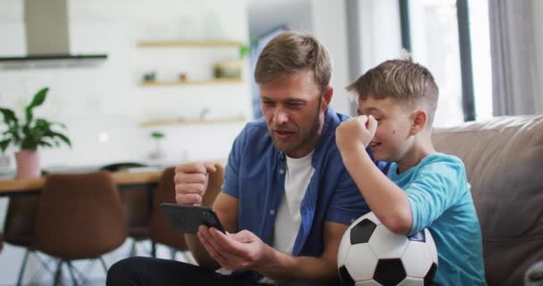 Běloch Jeho Syn Sedí Gauči Dívají Spolu Fotbal Smartphonu Oslavují — Stock video
