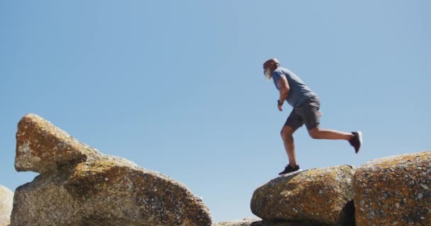 Starší Afroameričan Cvičí Skalách Moře Zdraví Fitness Self Izolace Starobní — Stock video