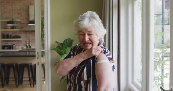 Szczęśliwa Starsza Kobieta Rasy Kaukaskiej Gipsem Ramieniu Szczepieniu Przeciw Wiremii — Wideo stockowe