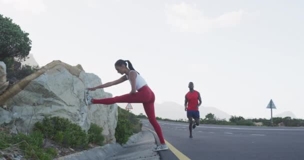 Zróżnicowana Para Ćwicząca Rozciąganie Bieganie Wiejskiej Drodze Fitness Zdrowy Styl — Wideo stockowe