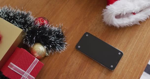 Смартфон Різдвяними Прикрасами Різдвяними Подарунками Столі Різдвяні Святкові Комунікаційні Технології — стокове відео