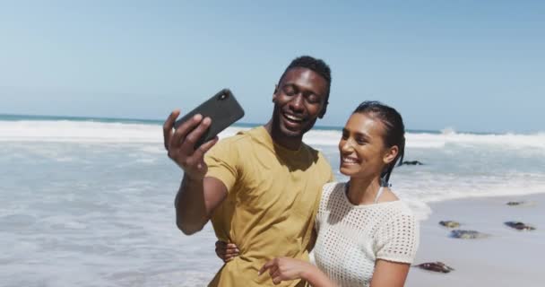 Szczęśliwa Afrykańska Para Robi Sobie Selfie Smartfona Plaży Przyroda Zwiedzanie — Wideo stockowe