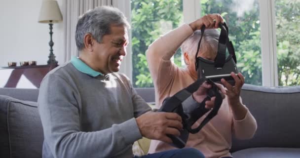 Šťastný Smíšený Závod Senior Pár Nosí Sluchátka Baví Doma Penzijní — Stock video