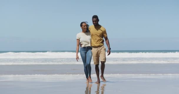 Glückliches Afrikanisch Amerikanisches Paar Das Sich Umarmt Und Strand Spazieren — Stockvideo