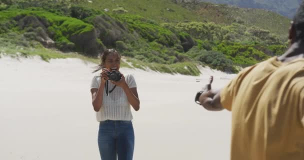 Donna Afroamericana Che Fotografa Marito Con Macchina Fotografica Digitale Spiaggia — Video Stock