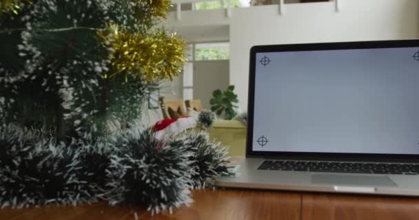 Zbliżenie Laptopa Miejsca Ksero Ekranie Siedzi Stole Salonie Boże Narodzenie — Wideo stockowe