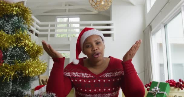 幸せなアフリカ系アメリカ人とサンタの帽子をかぶっているサイズの女性は クリスマスにビデオ通話をします クリスマス冬伝統お祝い家で — ストック動画