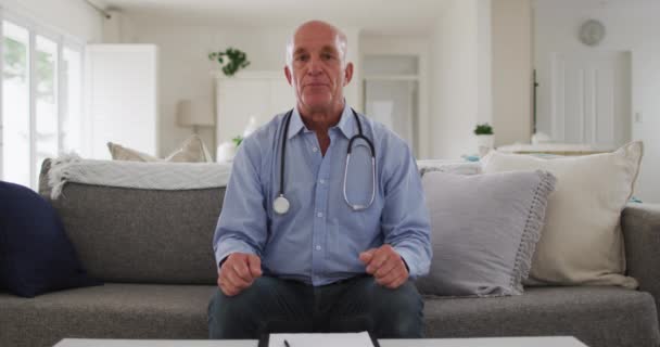Ανώτερος Καυκάσιος Άνδρας Γιατρός Δίνει Συμβουλές Βιντεοκλήσης Από Σπίτι Χρησιμοποιώντας — Αρχείο Βίντεο