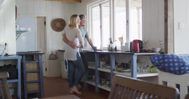 Glückliches Kaukasisches Reifes Paar Das Kaffee Trinkt Und Durch Das — Stockvideo