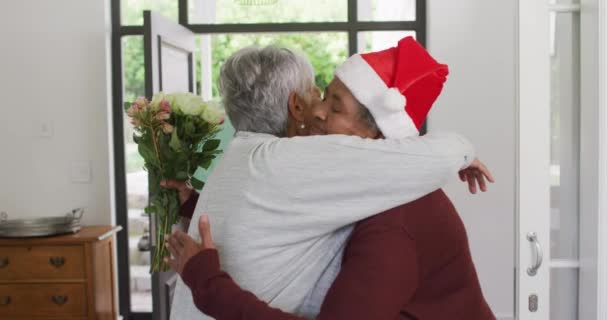 Två Olika Äldre Kvinnliga Vänner Välkomnar Dörröppningen Julen Jul Festligheter — Stockvideo