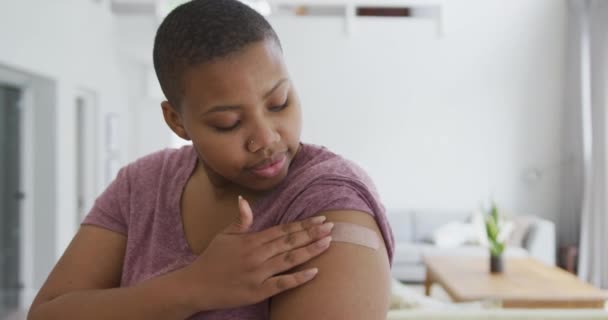 Портрет Улыбающейся Африканской Американки Плюс Женщины Повязкой Руке После Прививки — стоковое видео