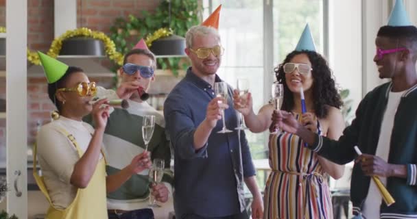 Feliz Grupo Amigos Diversos Sombreros Fiesta Celebrando Juntos Tostadas Con — Vídeos de Stock