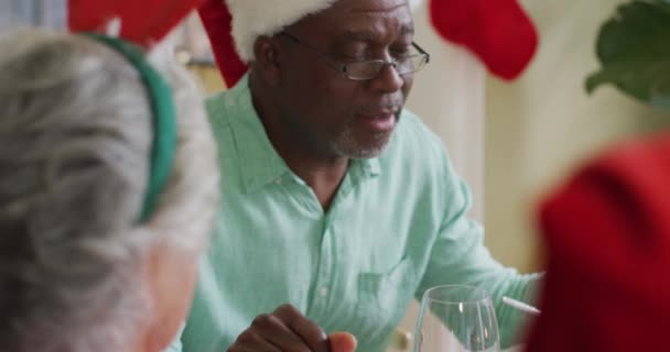 Fericit African American Senior Roagă Prietenii Sărbătorind Masa Timpul Crăciunului — Videoclip de stoc