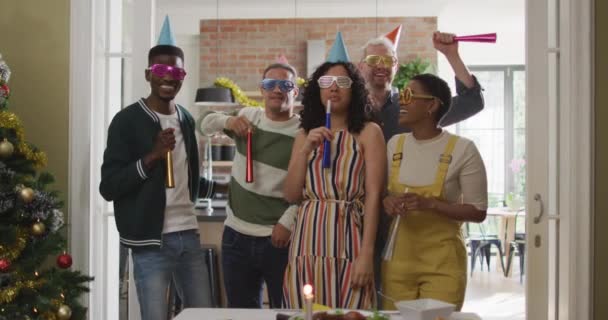 Šťastná Skupina Různorodých Přátel Slavnostních Kloboucích Slaví Společně Nový Rok — Stock video