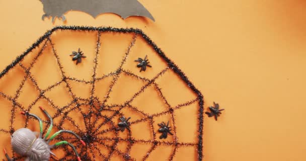 Närbild Flera Halloween Leksaker Med Kopieringsutrymme Mot Orange Bakgrund Halloween — Stockvideo