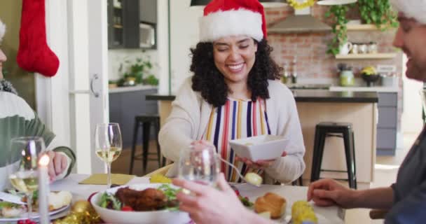 Щаслива Група Різноманітних Друзів Які Святкують Вечерю Різдвяний Час Різдвяні — стокове відео