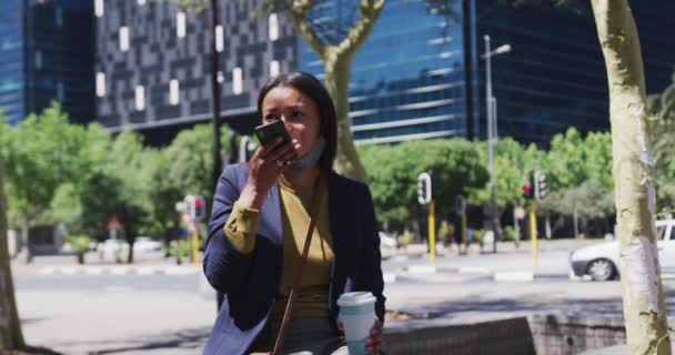 Donna Afroamericana Con Maschera Facciale Che Parla Smartphone Tenendo Caffè — Video Stock