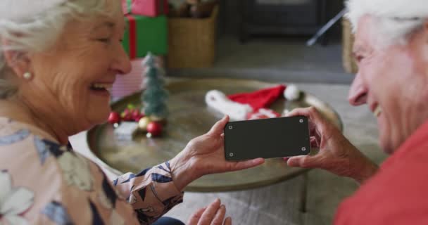 Pareja Mayor Caucásica Sombreros Santa Claus Videollamada Smartphone Con Espacio — Vídeos de Stock