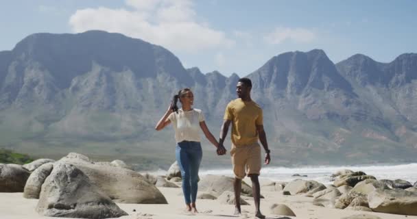 Afrykańska Para Trzyma Się Ręce Spaceruje Plaży Przyroda Zwiedzanie Turystyka — Wideo stockowe