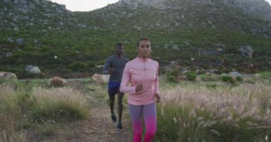 Kırsal kesimde koşan çeşitli formda çiftler. Fitness ve sağlıklı açık hava yaşam tarzı.