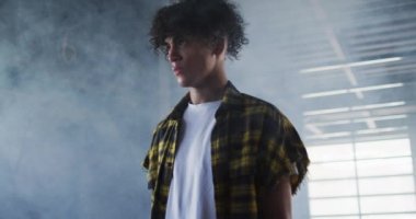 Protesto maskesini havada tutarken karışık ırkçı protesto yapıyor. Gen z cinsiyet ifade kimliği ve çeşitliliği kavramı.