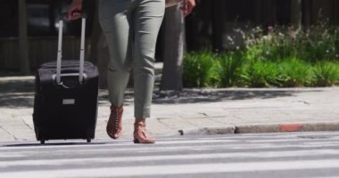 Afrika kökenli Amerikalı bir kadının bavulu karşıya geçirmesi. Bayan gezgin şehirde geziyor..