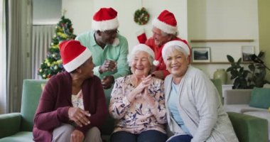 Noel 'de Noel Baba şapkalı çeşitli üst düzey arkadaşlar sizi bekliyor. Noel, şenlik ve iletişim teknolojisi.