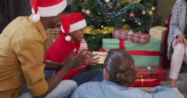 Mutlu çeşitli arkadaş grupları Noel zamanı hediyelerle paylaşılır. Yılbaşı kutlamaları, evde arkadaşlarla kutlama..