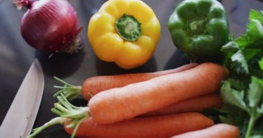 Sebze şat ve masaya tahta kes. Evde boş vakitlerin tadını çıkarıyorum..