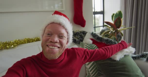 Glad Albino Afrikan Amerikan Man Bär Tomte Hatt Gör Videosamtal — Stockvideo