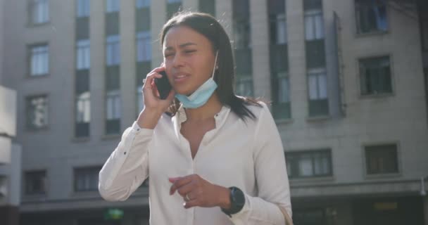 Yüz Maskesi Takan Afro Amerikalı Kadın Şehir Caddesinde Akıllı Telefondan — Stok video