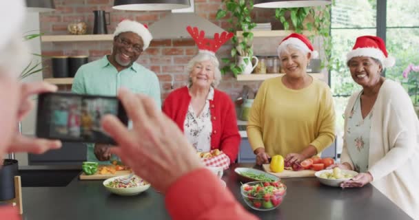 Skupina Šťastných Různorodých Seniorů Kteří Vaří Společně Vánocích Dávají Selfie — Stock video