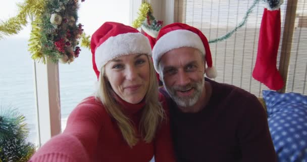 Kafkasyalı Olgun Çift Noel Süslemeleriyle Dolu Odada Video Görüşmesi Yapıyor — Stok video