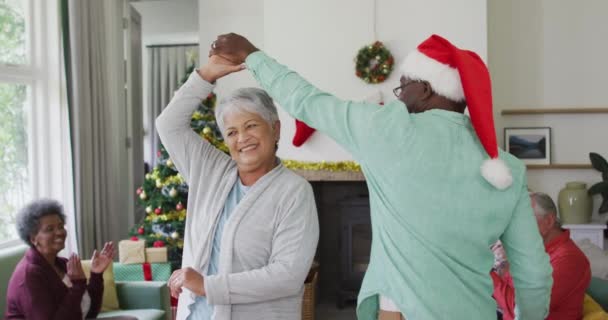 Fröhliches Buntes Seniorenpaar Tanzt Zur Weihnachtszeit Mit Freunden Hintergrund Weihnachten — Stockvideo