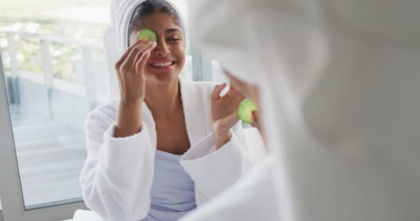 Video Happy Diverse Female Friends Robes Having Fun Cucumber Slices — Stok Video
