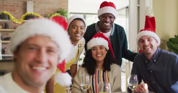 Grupo Feliz Amigos Diversos Comemorando Refeição Tirando Selfie Época Natal — Vídeo de Stock