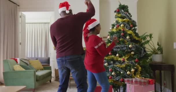 Feliz Pareja Afroamericana Mayor Decorando Árbol Navidad Sala Estar Fiestas — Vídeos de Stock