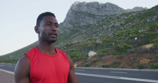 Portrait Homme Afro Américain Portant Des Vêtements Sport Étirant Sur — Video