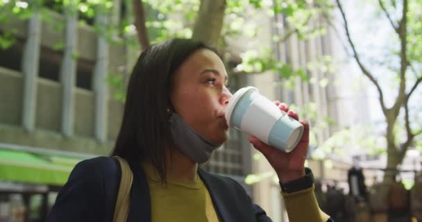 Afrikai Amerikai Arcmaszkot Visel Kávét Iszik City Parkban Higiénia Városban — Stock videók