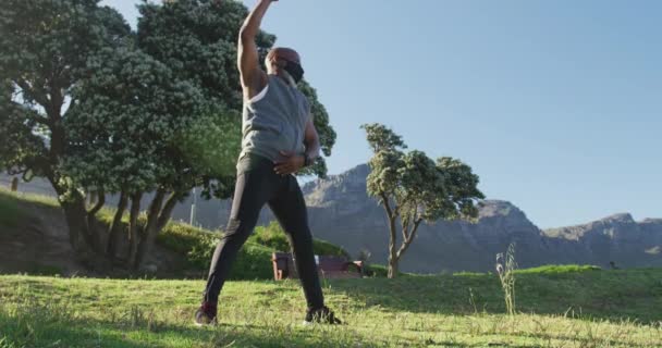 Senior Afro Amerikaanse Man Draagt Gezichtsmasker Oefent Stretching Het Platteland — Stockvideo